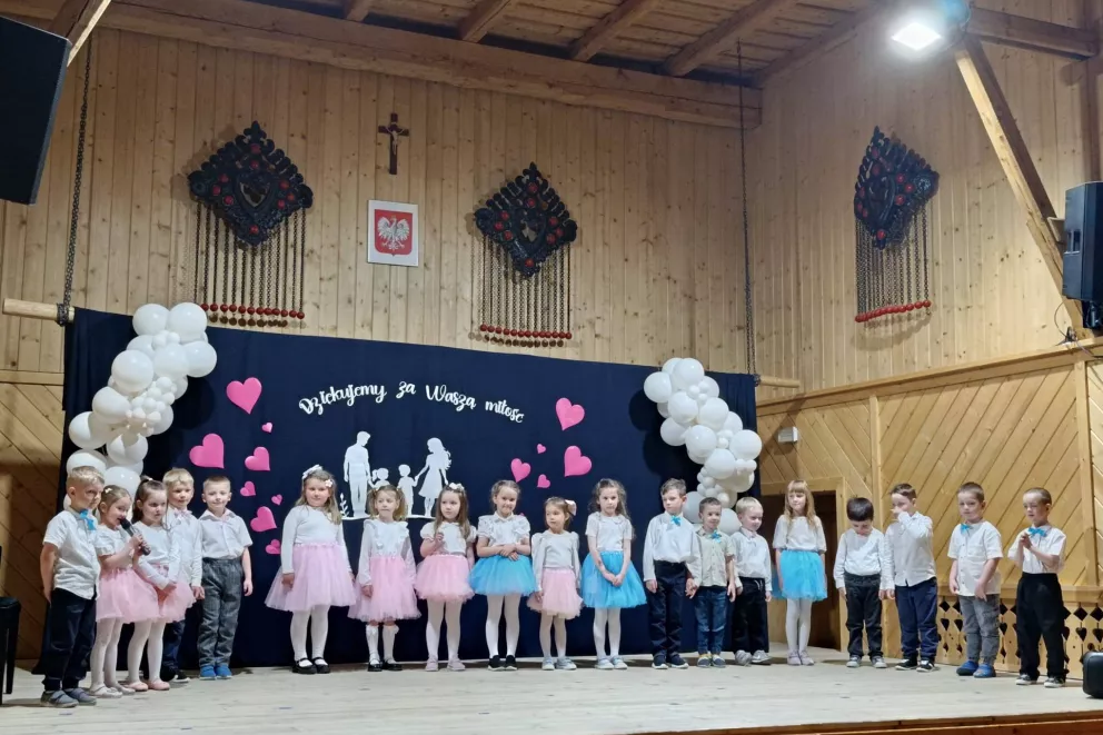 Uroczystość z okazji dnia Mamy i Taty przygotowana przez grupę Żuczki